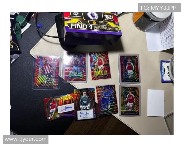 足球球星卡对比：Topps与Panini哪一品牌更具收藏价值