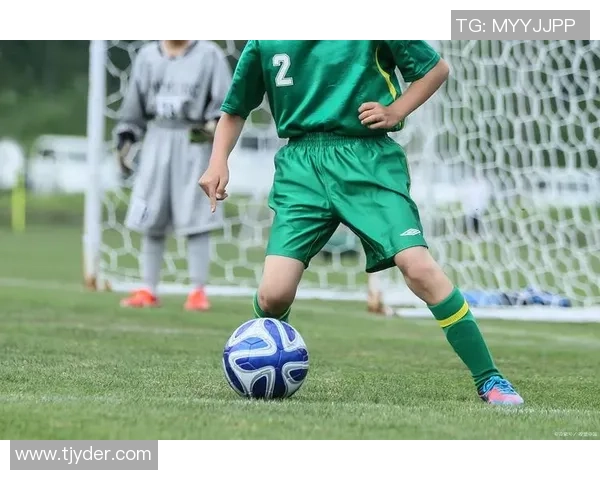 短辫足球球星绿茵赛场上的速度激情与独特个人魅力