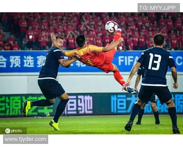 足球名将之子倒挂金钩惊艳全场继承父亲天赋技艺引发热议 足球名将之子倒挂金钩惊艳全场继承父亲天赋技艺引发热议